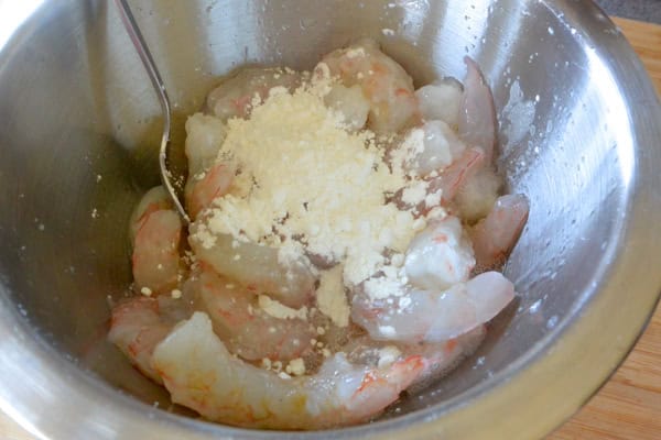 Shrimp with cornstartch and egg white in a pan