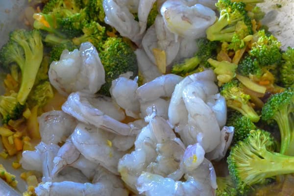 Shrimp with broccoli in a pan