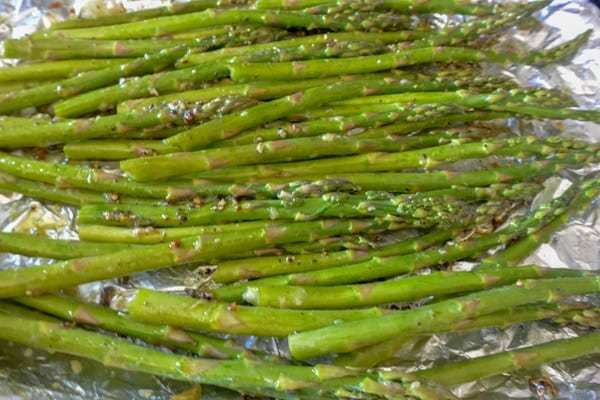 Garlic Cheese Pasta with Garlic Roasted Asparagus