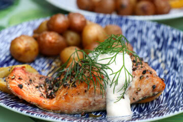 Grilled Salmon with Dill Sauce and Potatoes