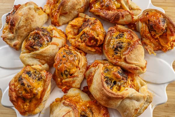 Bacon cheeseburger pizza knots