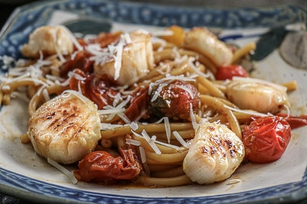 Seared Scallops with pasta and cherry tomato sauce