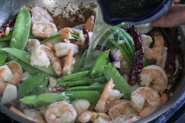 Stir Fried Garlic Noodles with Shrimp and Scallops