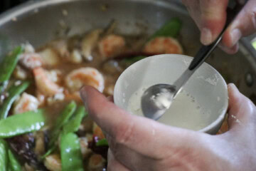 Stir Fried Garlic Noodles with Shrimp and Scallops