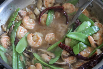 Stir Fried Garlic Noodles with Shrimp and Scallops