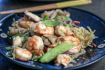 Stir Fried Garlic Noodles with Shrimp and Scallops