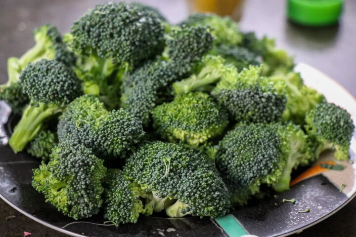 Making Spicy Curry Chicken and Broccoli