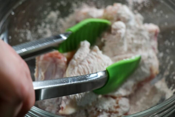 Chicken wings in breading