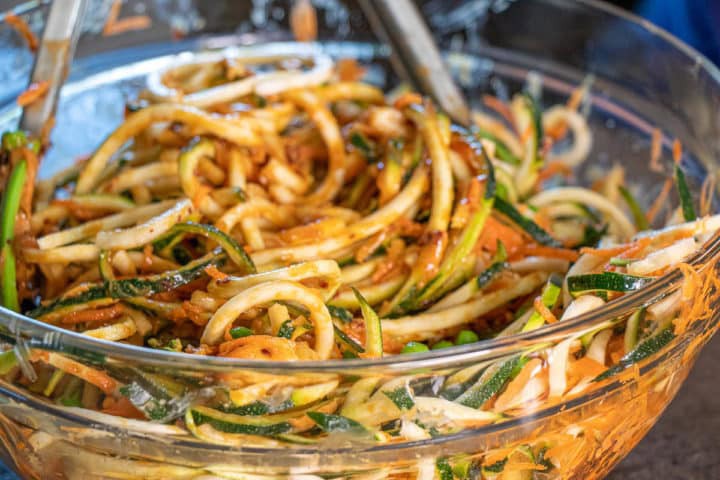 A bowl of noodles with vegetables and sauce