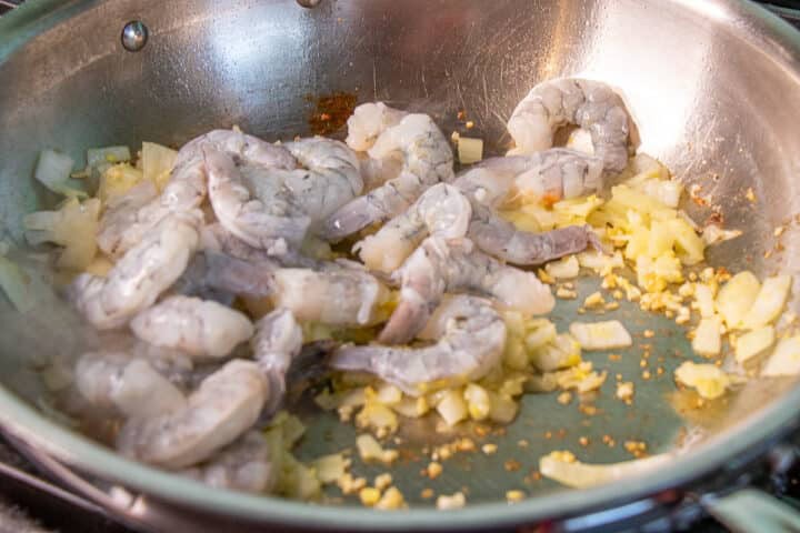 Shrimp in garlic and oilin a pan