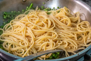A pan with pasta and peas