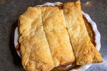 Cooked beef pot pie with puff pasty